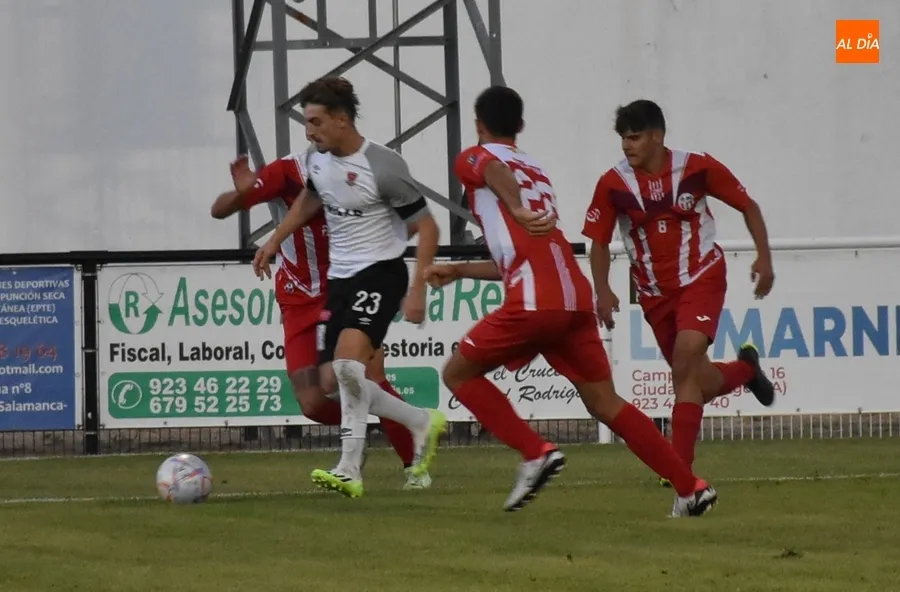 Foto 4 - El Ciudad Rodrigo CF logra ante el Pizarrales su 1&ordf; victoria de la pretemporada