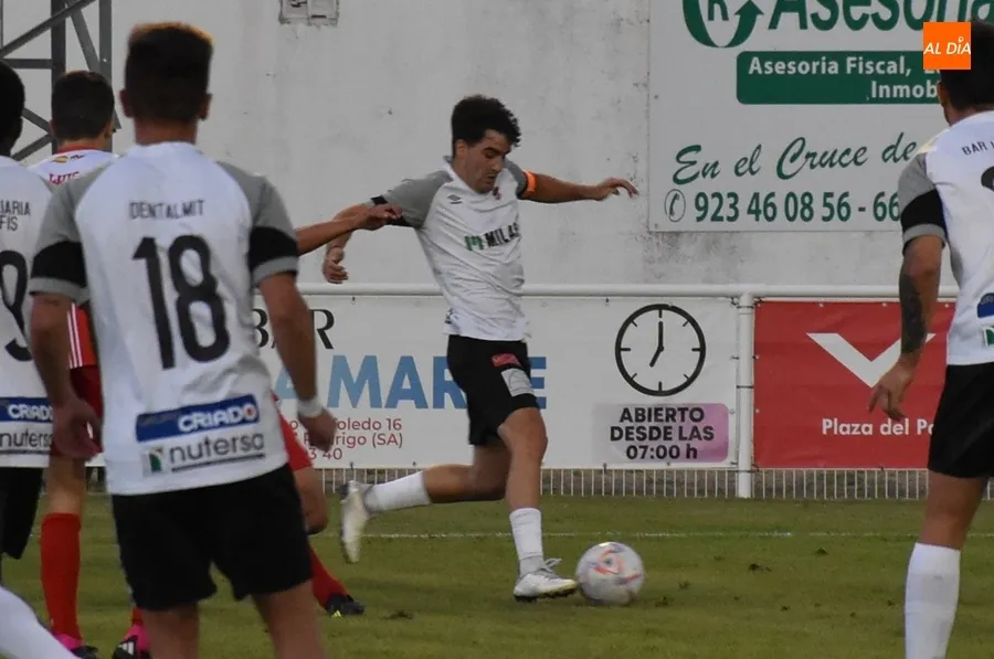 Foto 5 - El Ciudad Rodrigo CF logra ante el Pizarrales su 1&ordf; victoria de la pretemporada