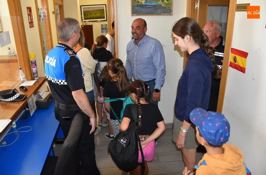 Foto 2 - La Polic&iacute;a recibe a los participantes en el Campamento Urbano, que vive su turno m&aacute;s numeroso