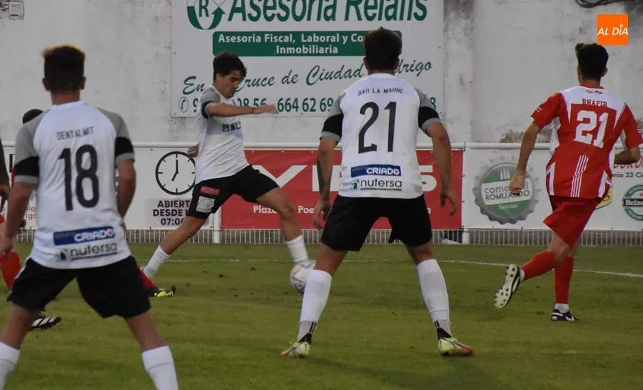 Foto 6 - El Ciudad Rodrigo CF logra ante el Pizarrales su 1&ordf; victoria de la pretemporada