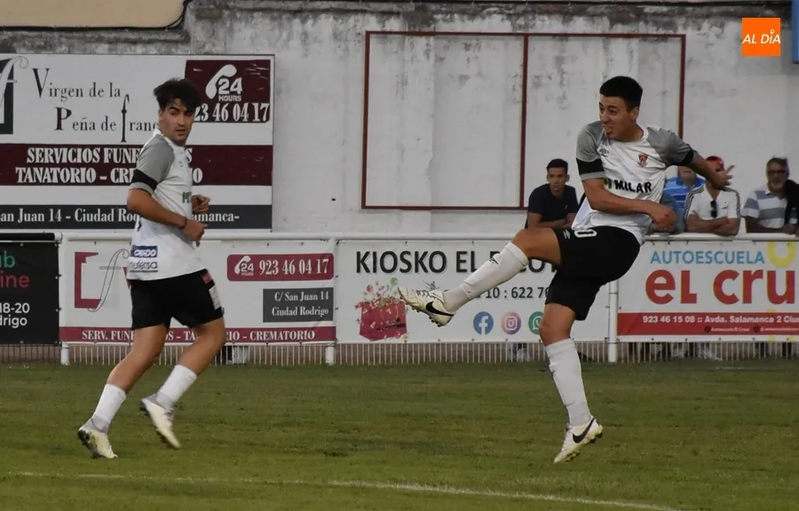 Foto 7 - El Ciudad Rodrigo CF logra ante el Pizarrales su 1&ordf; victoria de la pretemporada