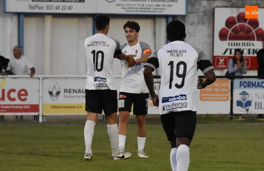 Foto 8 - El Ciudad Rodrigo CF logra ante el Pizarrales su 1&ordf; victoria de la pretemporada