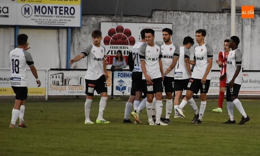 Foto 10 - El Ciudad Rodrigo CF logra ante el Pizarrales su 1&ordf; victoria de la pretemporada