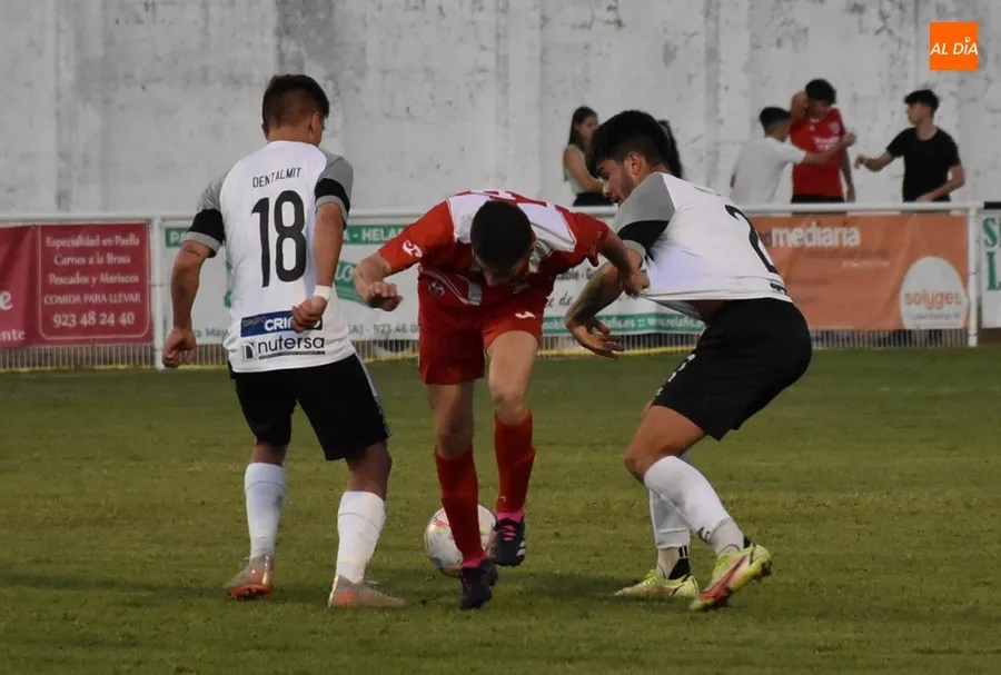 Foto 11 - El Ciudad Rodrigo CF logra ante el Pizarrales su 1&ordf; victoria de la pretemporada