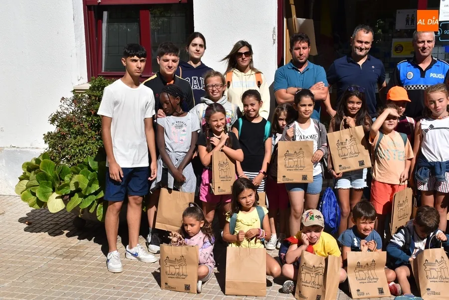 Foto 7 - La Polic&iacute;a recibe a los participantes en el Campamento Urbano, que vive su turno m&aacute;s numeroso