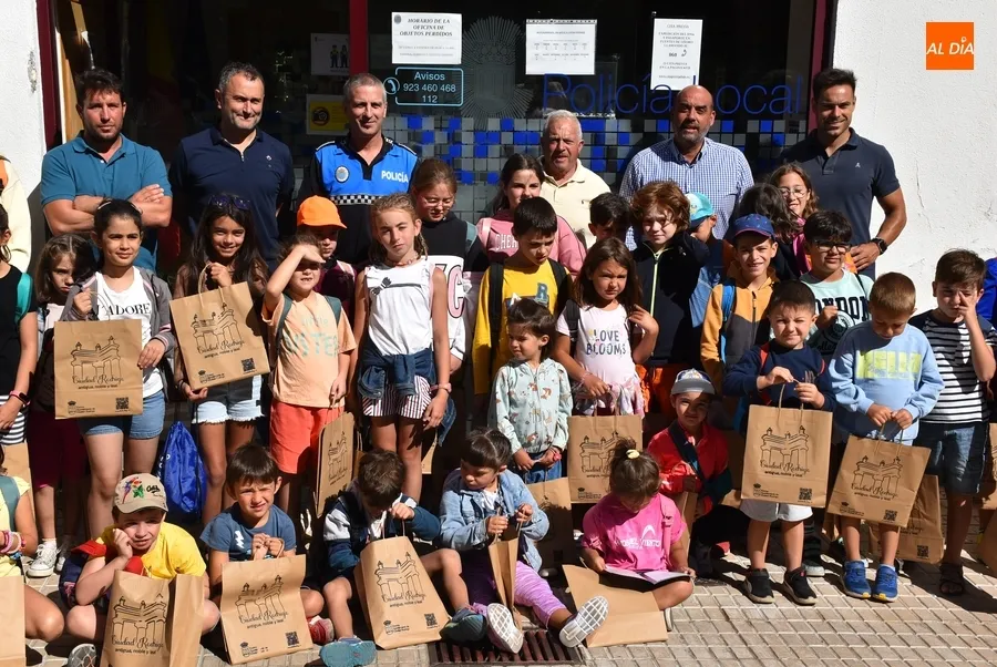 Foto 8 - La Polic&iacute;a recibe a los participantes en el Campamento Urbano, que vive su turno m&aacute;s numeroso