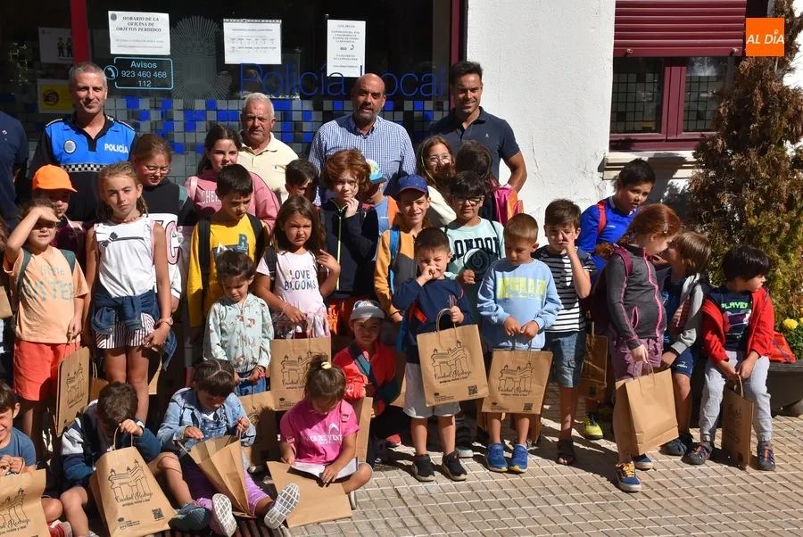 Foto 9 - La Polic&iacute;a recibe a los participantes en el Campamento Urbano, que vive su turno m&aacute;s numeroso