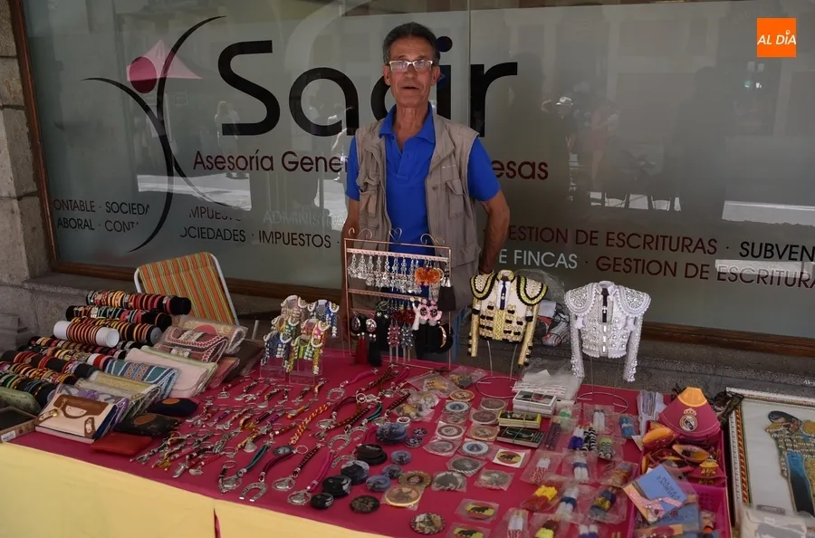 Foto 10 - El Martes Mayor estrecha lazos con el Carnaval en una ma&ntilde;ana de calor sofocante