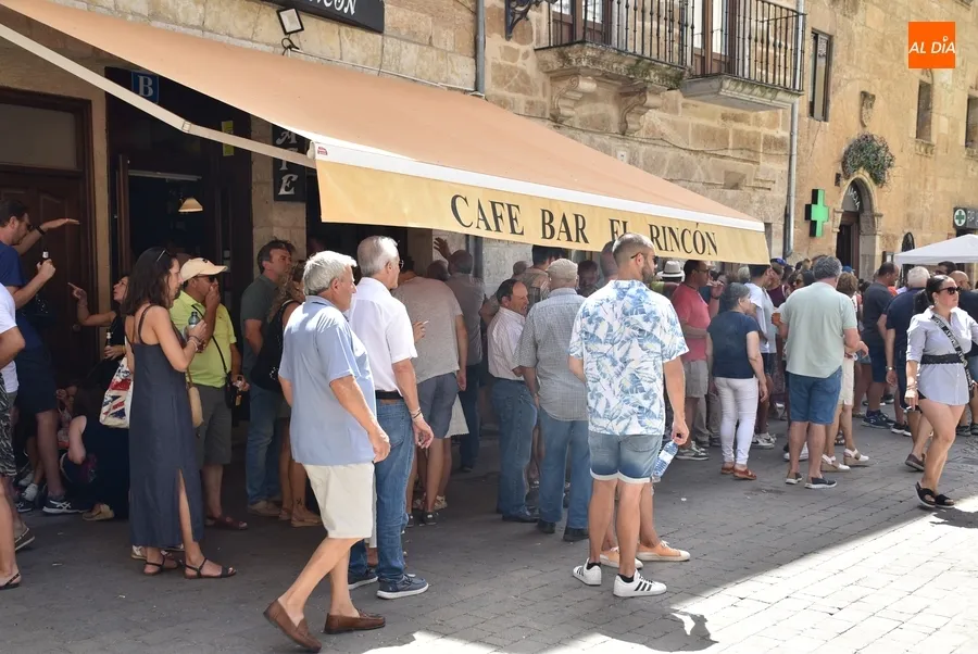 Foto 6 - El Martes Mayor estrecha lazos con el Carnaval en una ma&ntilde;ana de calor sofocante