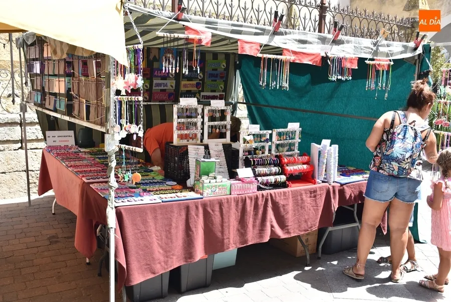 Foto 3 - El Martes Mayor estrecha lazos con el Carnaval en una ma&ntilde;ana de calor sofocante