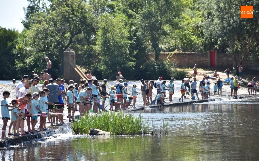 Foto 11 - 179 ni&ntilde;@s toman parte en el recuperado Concurso de Pesca Infantil