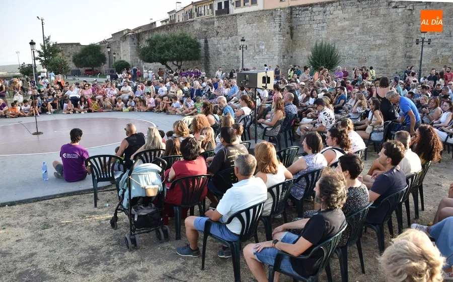Foto 2 - El p&uacute;blico se lo pasa en grande con el moderno &lsquo;Rodeo&rsquo; de La Banda de Otro