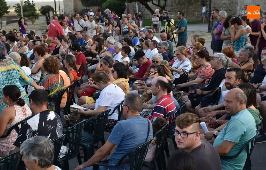 Foto 4 - El p&uacute;blico se lo pasa en grande con el moderno &lsquo;Rodeo&rsquo; de La Banda de Otro