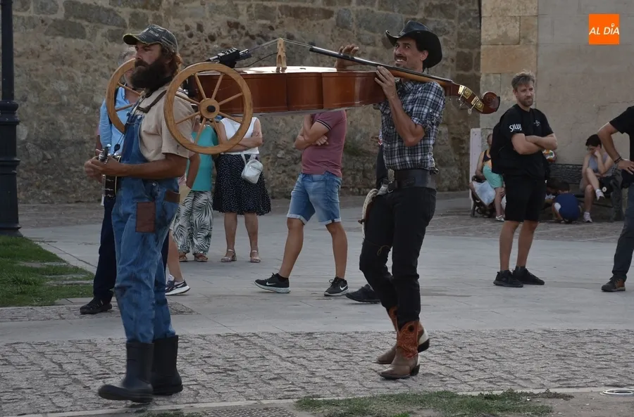 Foto 6 - El p&uacute;blico se lo pasa en grande con el moderno &lsquo;Rodeo&rsquo; de La Banda de Otro