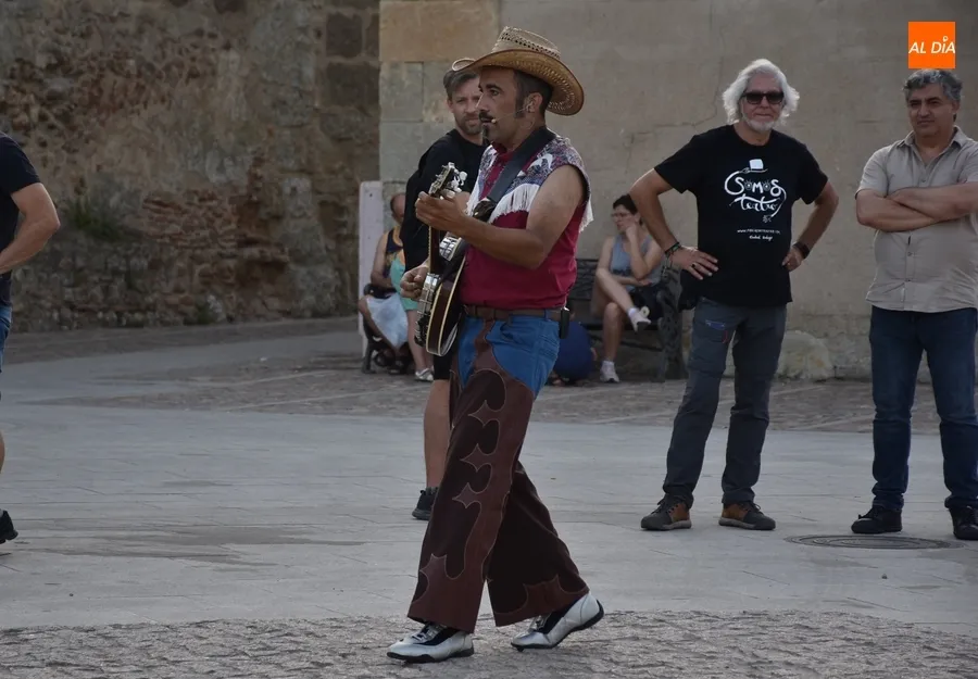 Foto 7 - El p&uacute;blico se lo pasa en grande con el moderno &lsquo;Rodeo&rsquo; de La Banda de Otro