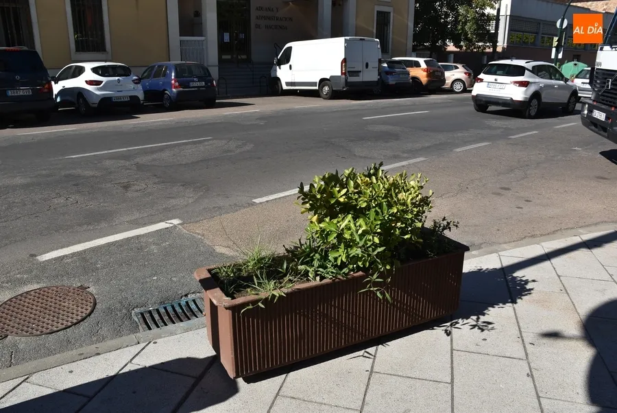 Foto 3 - Instaladas 4 jardineras en la calle Laguna para desalentar a cruzar la calzada de cualquier manera