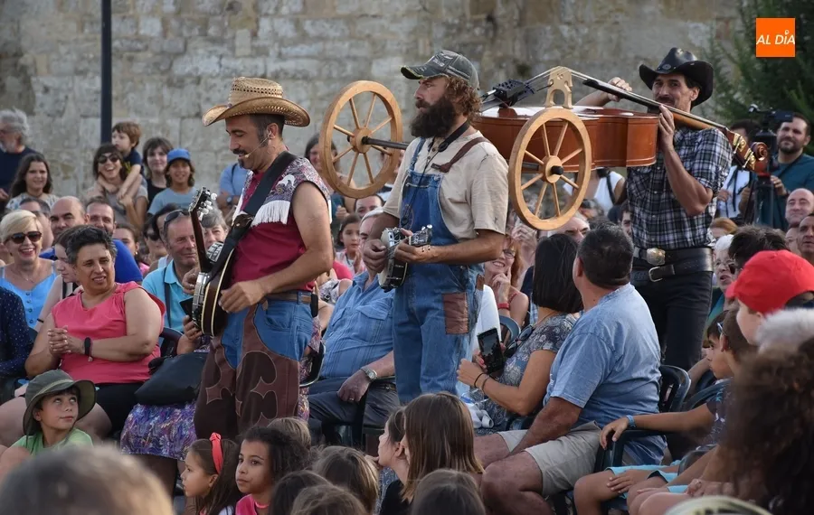 Foto 8 - El p&uacute;blico se lo pasa en grande con el moderno &lsquo;Rodeo&rsquo; de La Banda de Otro