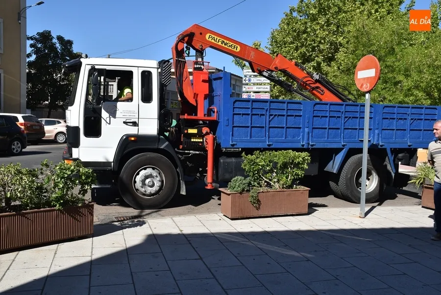 Foto 4 - Instaladas 4 jardineras en la calle Laguna para desalentar a cruzar la calzada de cualquier manera