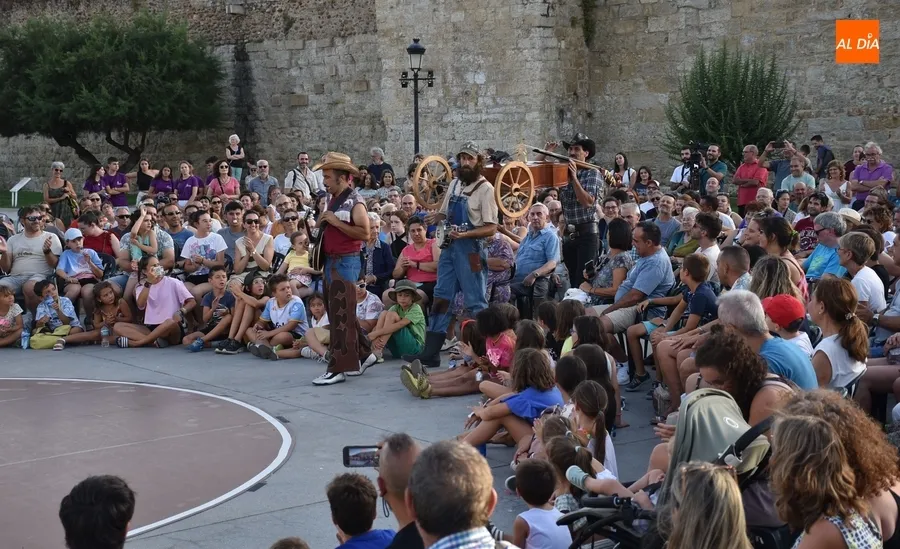Foto 9 - El p&uacute;blico se lo pasa en grande con el moderno &lsquo;Rodeo&rsquo; de La Banda de Otro