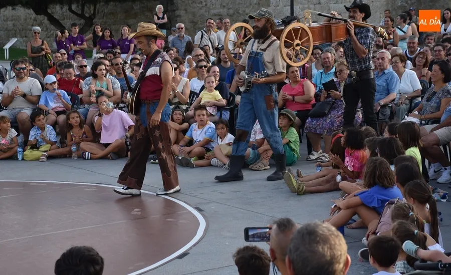 Foto 10 - El p&uacute;blico se lo pasa en grande con el moderno &lsquo;Rodeo&rsquo; de La Banda de Otro