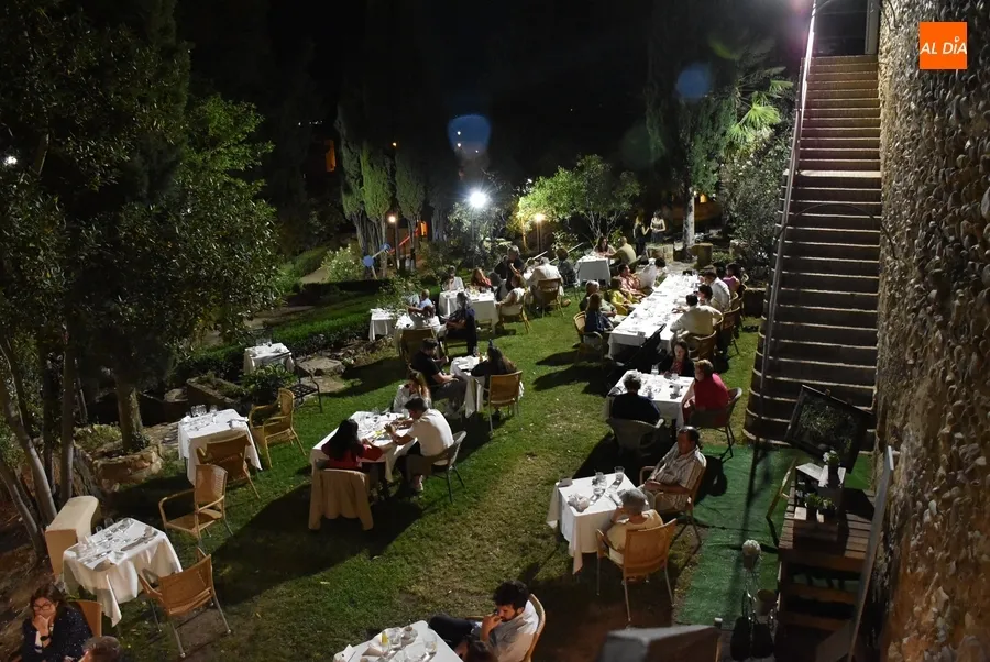Foto 5 - Lleno en la recuperada velada musical del Parador al hilo de los fuegos artificiales