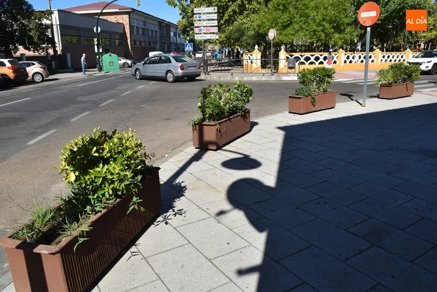 Foto 5 - Instaladas 4 jardineras en la calle Laguna para desalentar a cruzar la calzada de cualquier manera
