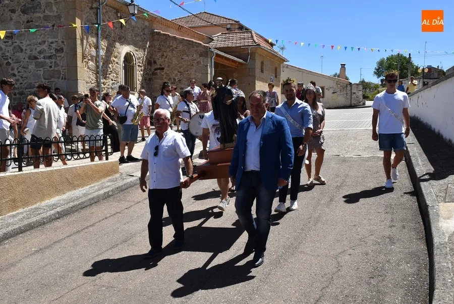 Foto 5 - Saelices el Chico se pone sus mejores galas para procesionar a San Benito