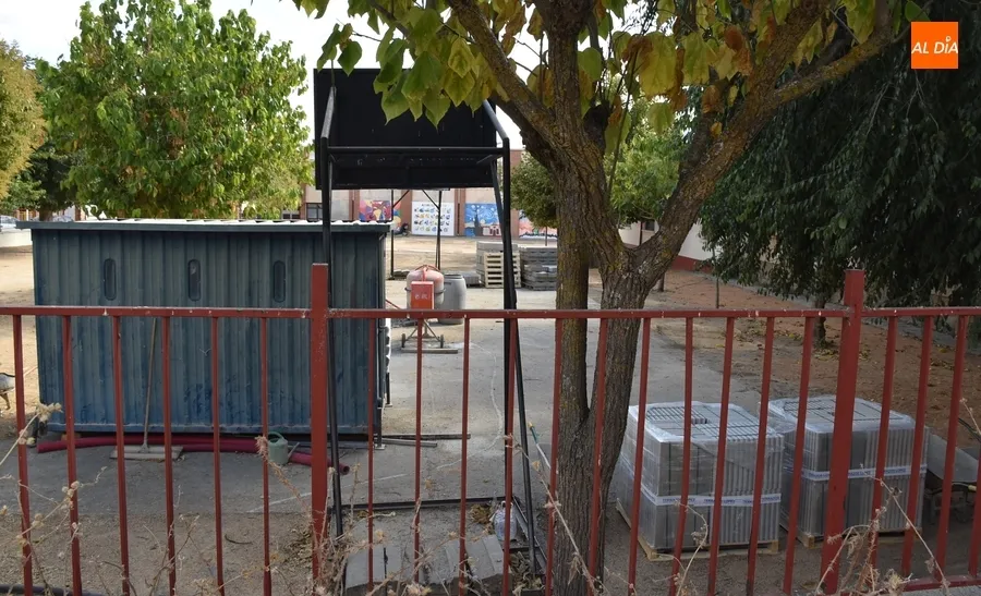 Foto 2 - Parte del patio del Colegio San Francisco dice adi&oacute;s a la tierra para evitar el barro