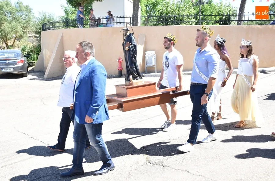 Foto 7 - Saelices el Chico se pone sus mejores galas para procesionar a San Benito