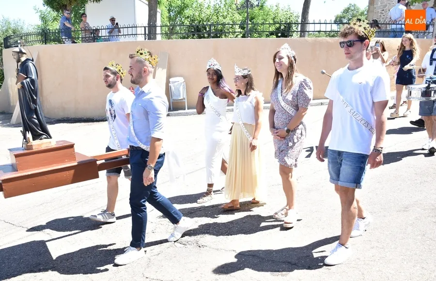 Foto 8 - Saelices el Chico se pone sus mejores galas para procesionar a San Benito