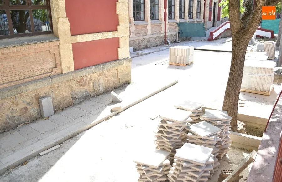 Foto 3 - Parte del patio del Colegio San Francisco dice adi&oacute;s a la tierra para evitar el barro