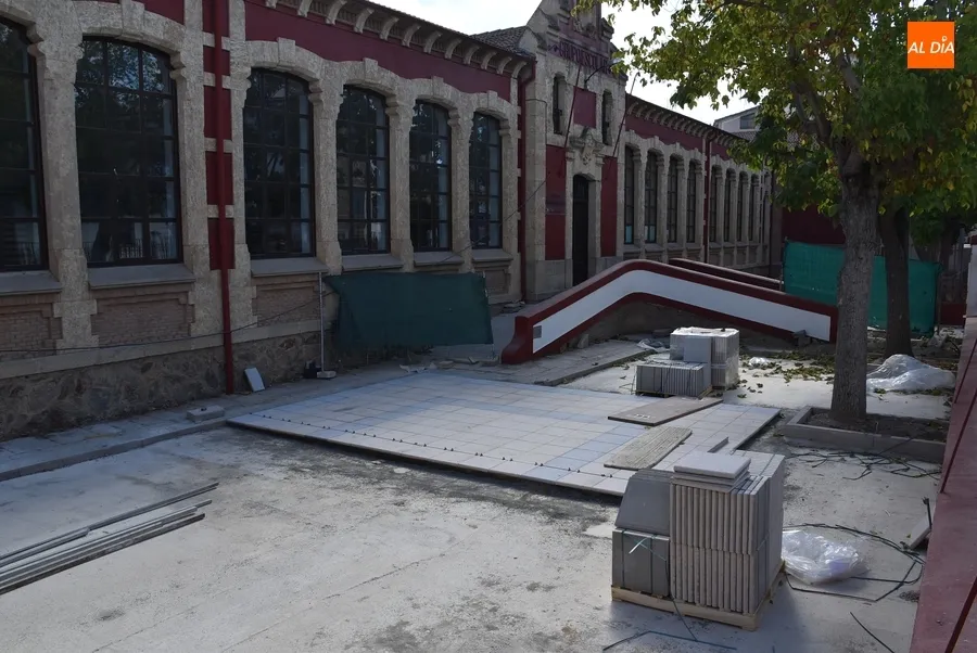 Foto 4 - Parte del patio del Colegio San Francisco dice adi&oacute;s a la tierra para evitar el barro