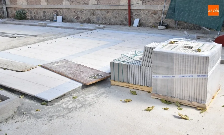 Foto 5 - Parte del patio del Colegio San Francisco dice adi&oacute;s a la tierra para evitar el barro