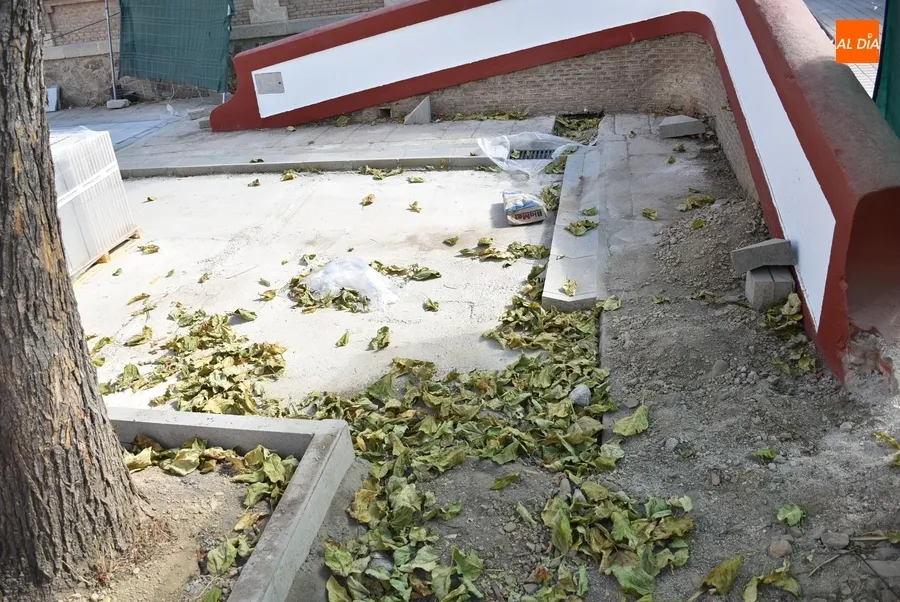 Foto 6 - Parte del patio del Colegio San Francisco dice adi&oacute;s a la tierra para evitar el barro