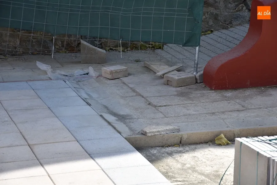 Foto 7 - Parte del patio del Colegio San Francisco dice adi&oacute;s a la tierra para evitar el barro