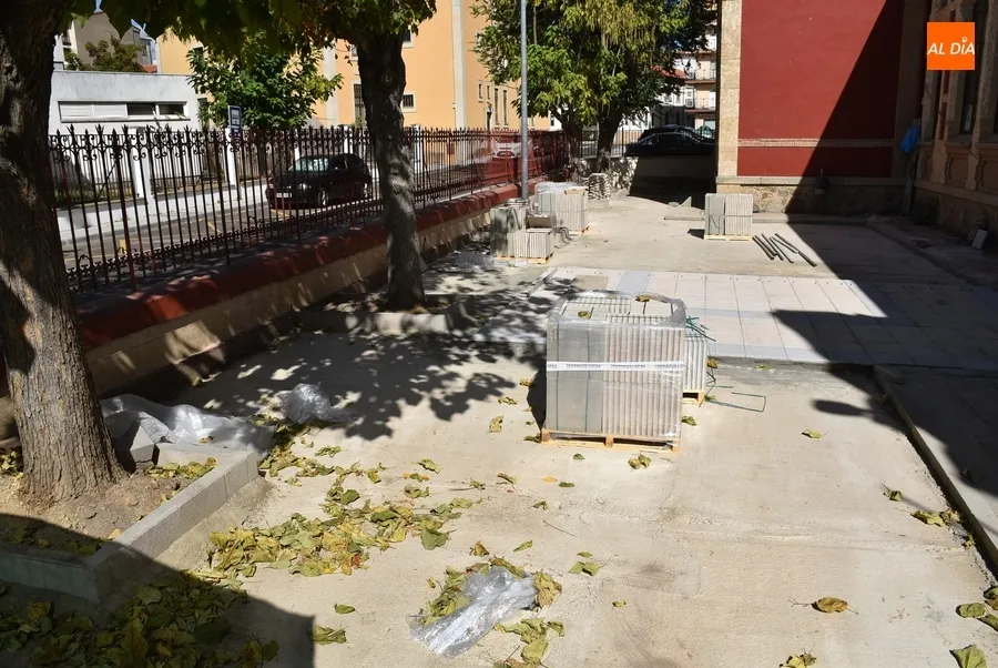 Foto 8 - Parte del patio del Colegio San Francisco dice adi&oacute;s a la tierra para evitar el barro