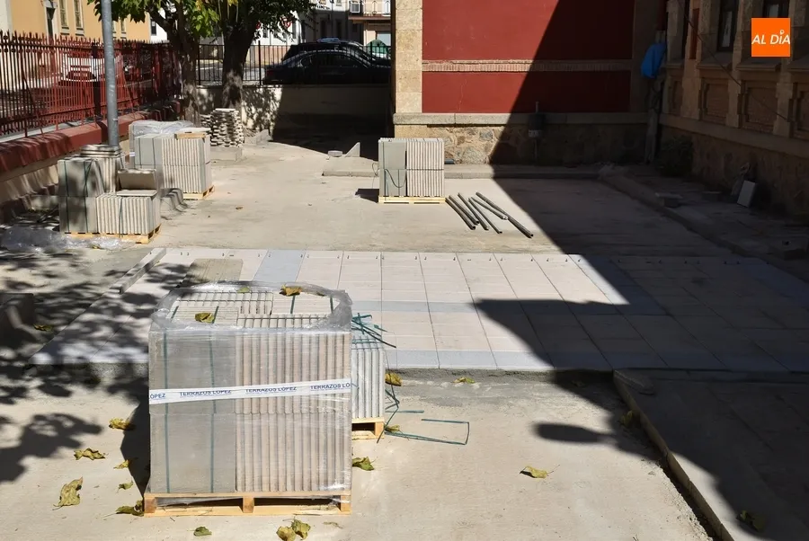 Foto 9 - Parte del patio del Colegio San Francisco dice adi&oacute;s a la tierra para evitar el barro