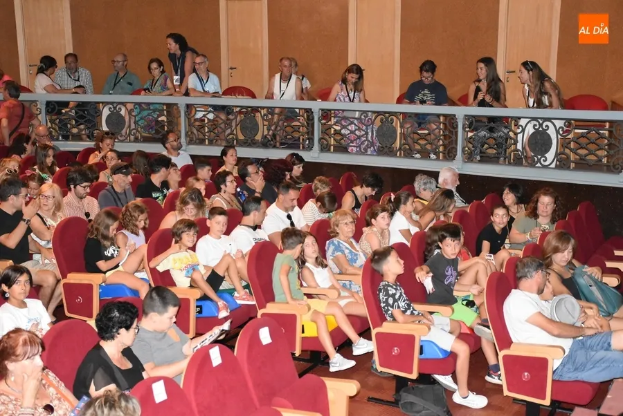 Foto 3 - La esperanza renace bajo &lsquo;El &aacute;rbol rojo&rsquo; de Baychimo en la apertura de la franja infantil
