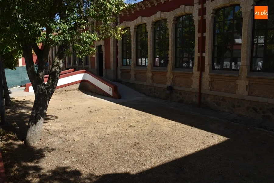Foto 10 - Parte del patio del Colegio San Francisco dice adi&oacute;s a la tierra para evitar el barro