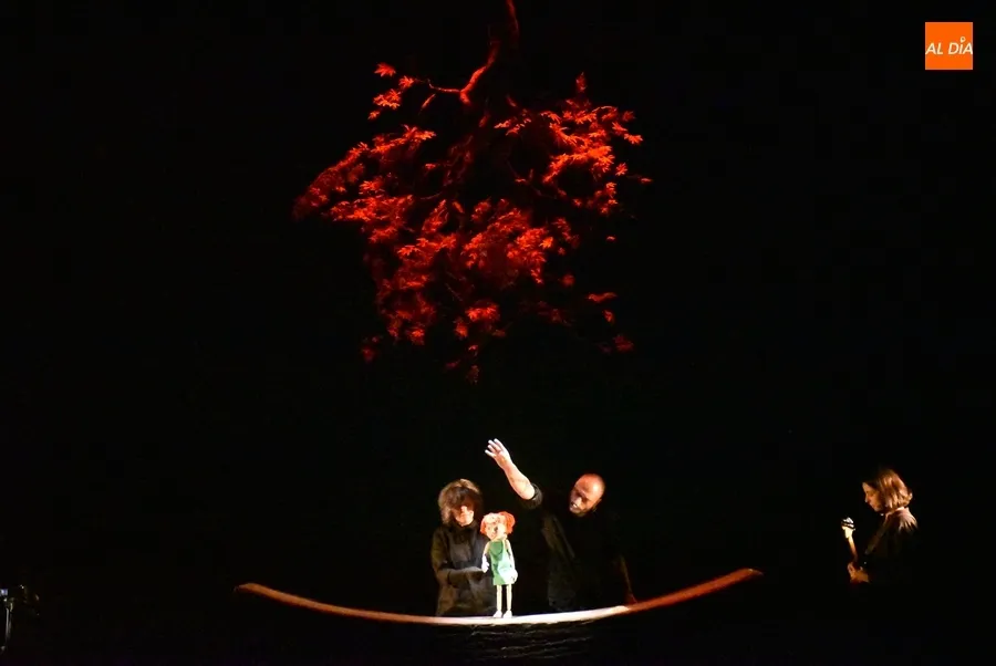 Foto 7 - La esperanza renace bajo &lsquo;El &aacute;rbol rojo&rsquo; de Baychimo en la apertura de la franja infantil