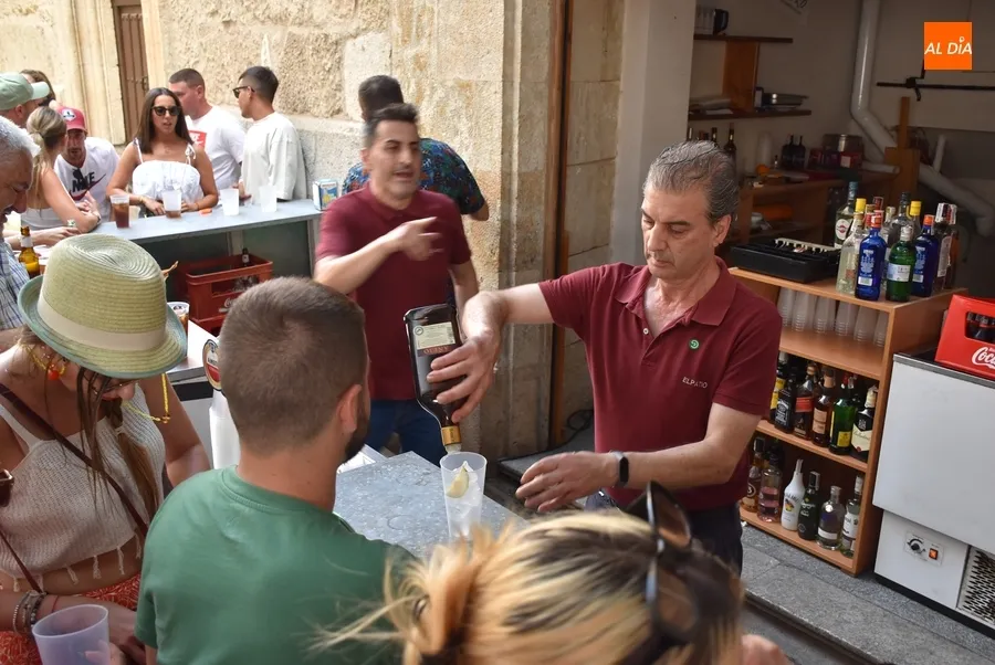 Foto 4 - Nueva tarde festiva repleta de m&uacute;sica con un repunte de las pistolas de agua para aliviar el calor