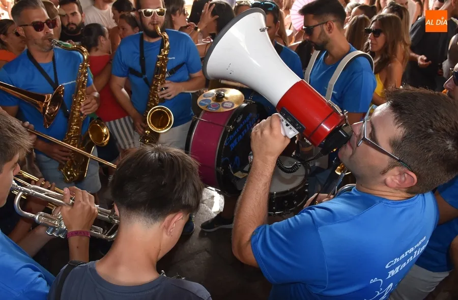 Foto 5 - Nueva tarde festiva repleta de m&uacute;sica con un repunte de las pistolas de agua para aliviar el calor