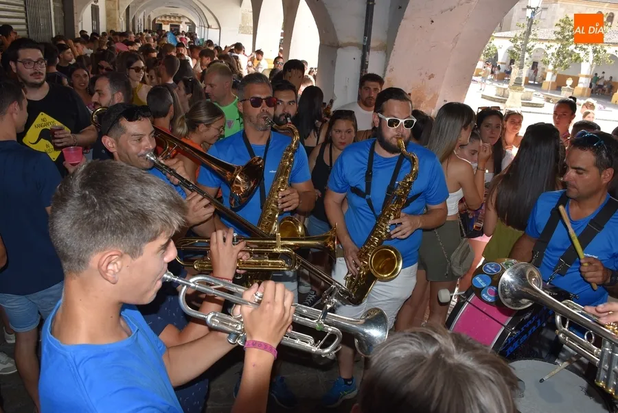 Foto 6 - Nueva tarde festiva repleta de m&uacute;sica con un repunte de las pistolas de agua para aliviar el calor