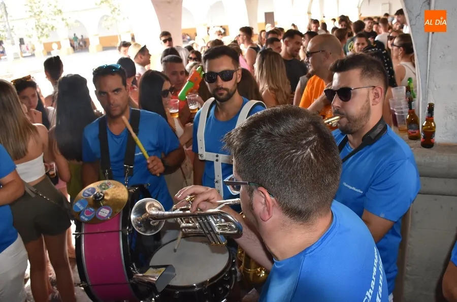 Foto 7 - Nueva tarde festiva repleta de m&uacute;sica con un repunte de las pistolas de agua para aliviar el calor