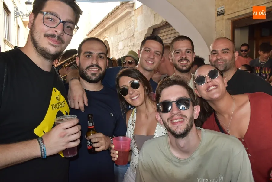 Foto 9 - Nueva tarde festiva repleta de m&uacute;sica con un repunte de las pistolas de agua para aliviar el calor