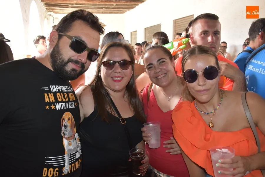 Foto 10 - Nueva tarde festiva repleta de m&uacute;sica con un repunte de las pistolas de agua para aliviar el calor