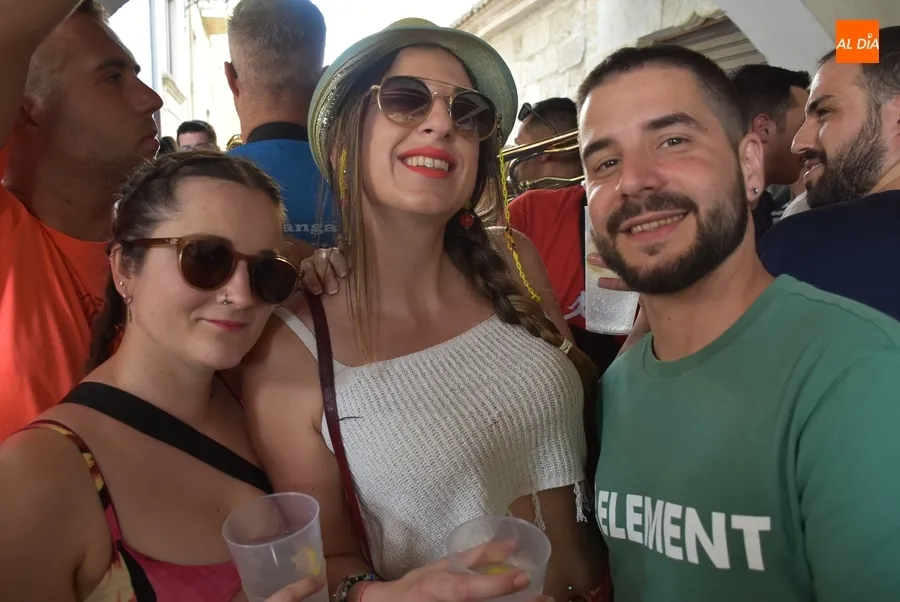 Foto 11 - Nueva tarde festiva repleta de m&uacute;sica con un repunte de las pistolas de agua para aliviar el calor