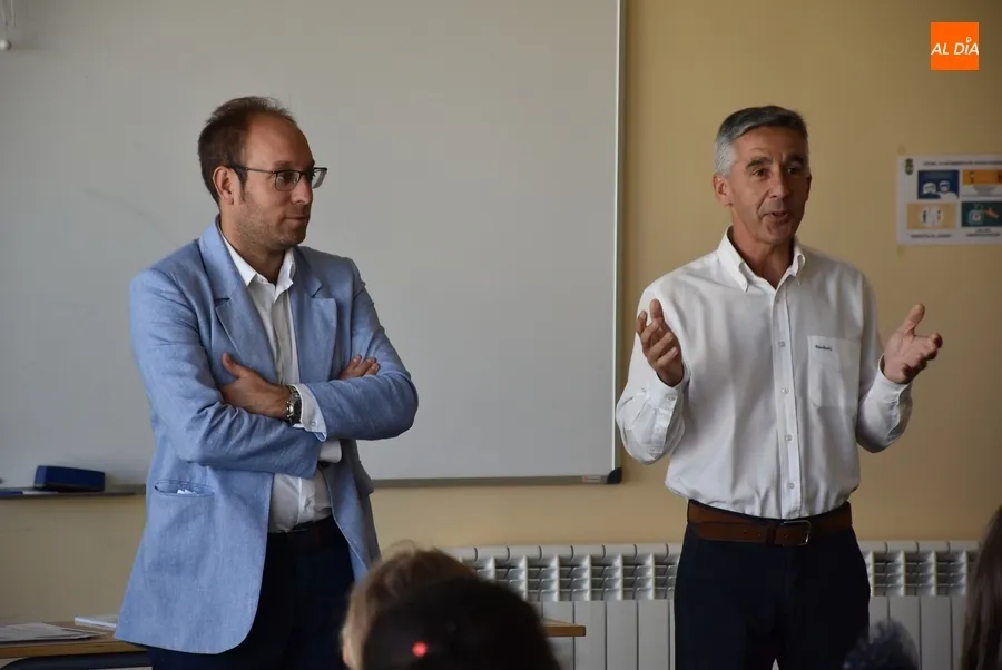 Foto 3 - Los 42 participantes en el Campamento de inform&aacute;tica de la Fundaci&oacute;n reciben sus diplomas