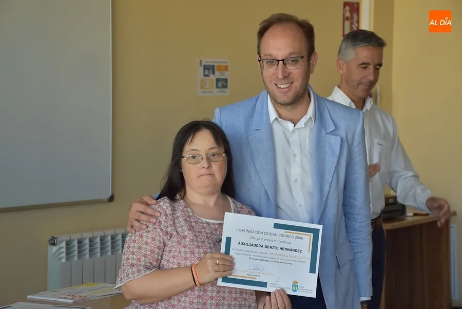 Foto 5 - Los 42 participantes en el Campamento de inform&aacute;tica de la Fundaci&oacute;n reciben sus diplomas