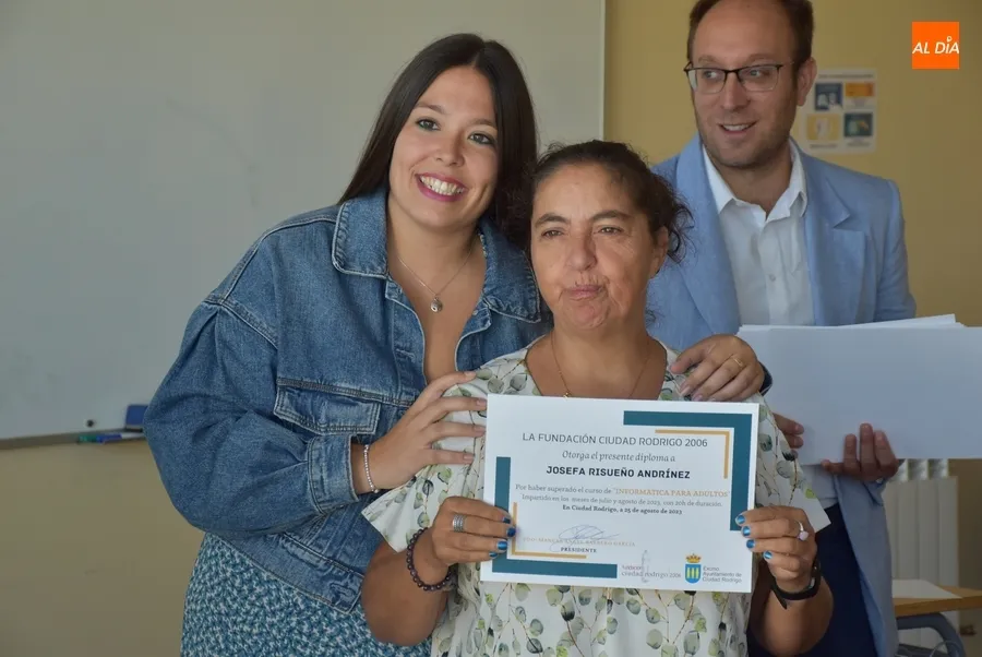 Foto 6 - Los 42 participantes en el Campamento de inform&aacute;tica de la Fundaci&oacute;n reciben sus diplomas